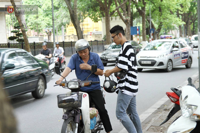 Đã kết thúc thời gian làm bài môn Ngoại ngữ, sĩ tử mang theo chiếc thìa nổi nhất hôm nay! - Ảnh 9. Đã kết thúc thời gian làm bài môn Ngoại ngữ, sĩ tử mang theo chiếc thìa nổi nhất hôm nay! - Ảnh 9.