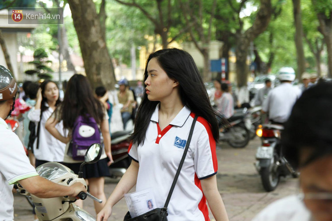 Đã kết thúc thời gian làm bài môn Ngoại ngữ, sĩ tử mang theo chiếc thìa nổi nhất hôm nay! - Ảnh 7. Đã kết thúc thời gian làm bài môn Ngoại ngữ, sĩ tử mang theo chiếc thìa nổi nhất hôm nay! - Ảnh 7.