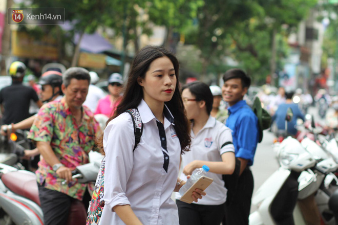 Đã kết thúc thời gian làm bài môn Ngoại ngữ, sĩ tử mang theo chiếc thìa nổi nhất hôm nay! - Ảnh 18. Đã kết thúc thời gian làm bài môn Ngoại ngữ, sĩ tử mang theo chiếc thìa nổi nhất hôm nay! - Ảnh 18.