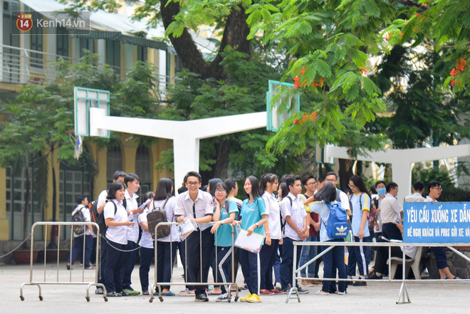 Đã kết thúc thời gian làm bài môn Ngoại ngữ, sĩ tử mang theo chiếc thìa nổi nhất hôm nay! - Ảnh 28. Đã kết thúc thời gian làm bài môn Ngoại ngữ, sĩ tử mang theo chiếc thìa nổi nhất hôm nay! - Ảnh 28.