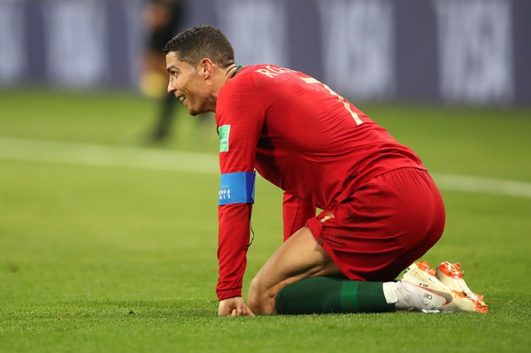 Ngày tồi tệ của Ronaldo: Hỏng penalty, đánh nguội đến suýt nhận thẻ đỏ - Ảnh 11.
