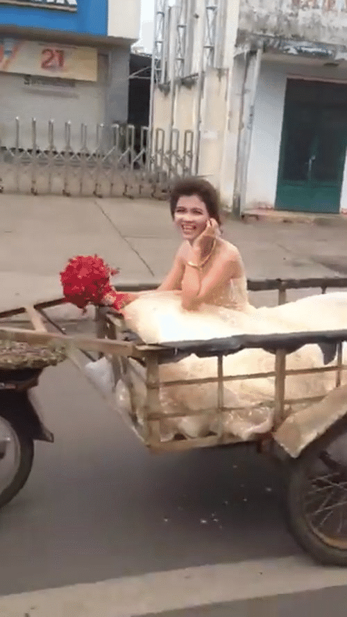 Clip: Chú rể đón dâu bằng xe kéo, cô dâu chẳng nề hà mà vẫn cười tươi khiến cộng đồng mạng thích thú - Ảnh 3.