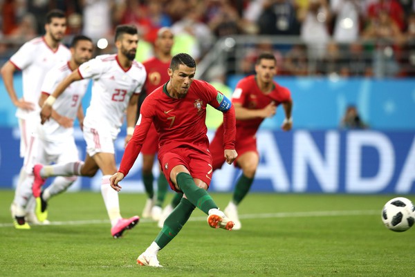 Kể cả đá hỏng penalty, Ronaldo cũng góp phần phá kỷ lục - Ảnh 1.