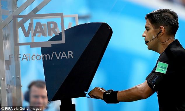 Tranh cãi gay gắt quanh tình huống Ronaldo thoát thẻ đỏ trực tiếp nhờ VAR - Ảnh 2.