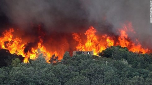 Hàng nghìn người phải sơ tán do cháy rừng ở California, Mỹ - Ảnh 1.