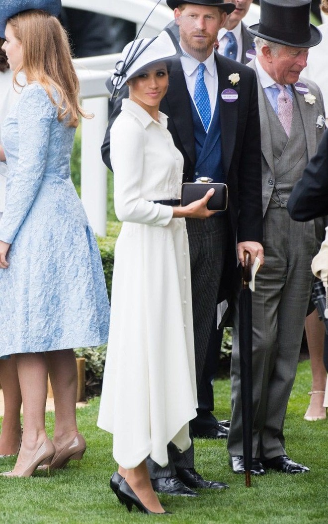 Thành chị em một nhà, liệu Meghan Markle có đang học theo chị dâu của mình cách cầm clutch? - Ảnh 12.