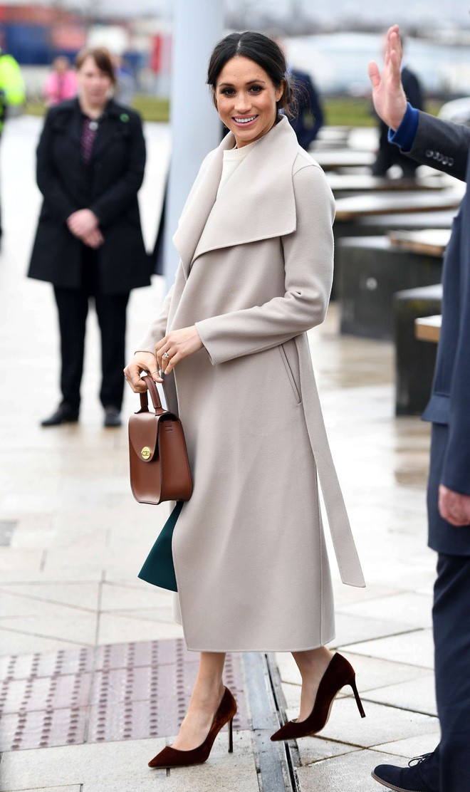 Thành chị em một nhà, liệu Meghan Markle có đang học theo chị dâu của mình cách cầm clutch? - Ảnh 4.