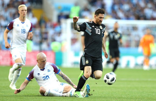 H&atilde;y thả cậu b&eacute; ra n&agrave;o, Messi! - Ảnh 4.