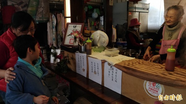 Qu&aacute;n cơm nổi tiếng nhất MXH Trung Quốc: Sinh vi&ecirc;n tới lu&ocirc;n gọi chủ qu&aacute;n bằng b&agrave; ngoại, mỗi suất ăn đều rẻ như cho kh&ocirc;ng - Ảnh 8.