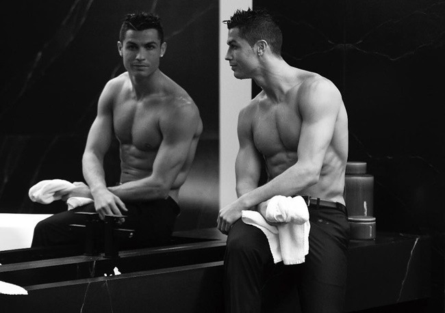 Tự luyến như Ronaldo: Kiểu g&igrave; cũng phải soi gương mỉm cười với bản th&acirc;n trước giờ ra s&acirc;n - Ảnh 1.