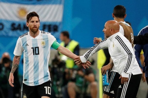 Argentina chiến thắng may mắn, HLV bị đồn mất ghế lại được thể tâng bốc Messi - Ảnh 2.