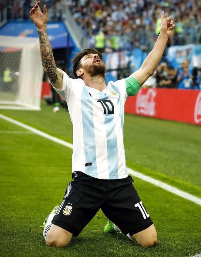 Bức ảnh gây sốt: Messi nói, dàn sao Argentina vây quanh lắng nghe - Ảnh 2.