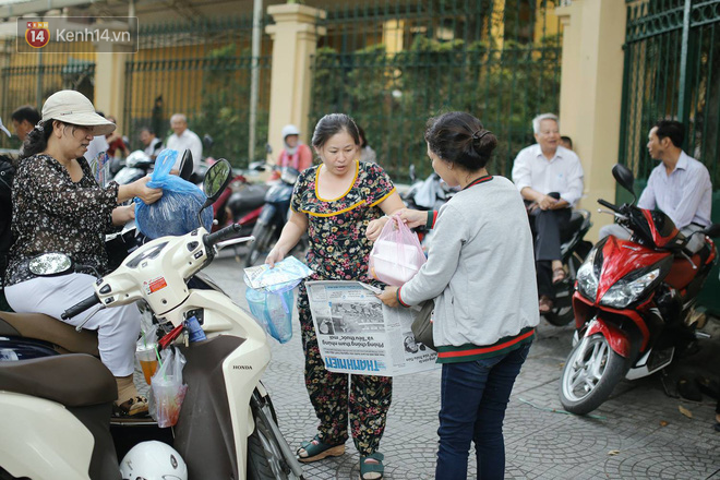 Trước cổng trường mùa thi, bố mẹ mình ai cũng đáng yêu: Con làm bài bên trong, 3 bà mẹ mở tiệc picnic bên ngoài! - Ảnh 7.