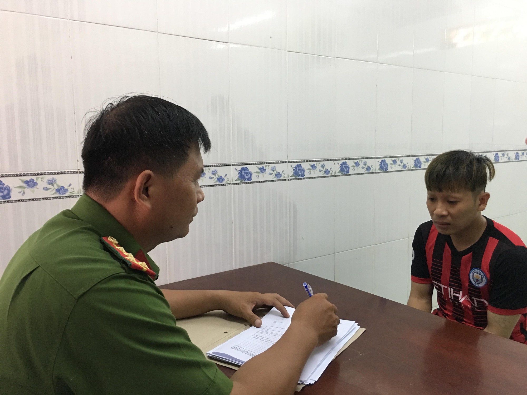 Gã thanh niên sắp cưới vợ vẫn lên mạng rủ rê bé gái 10 tuổi vào nhà nghỉ “tâm sự” ở Sài Gòn - Ảnh 1. Gã thanh niên sắp cưới vợ vẫn lên mạng rủ rê bé gái 10 tuổi vào nhà nghỉ “tâm sự” ở Sài Gòn - Ảnh 1.