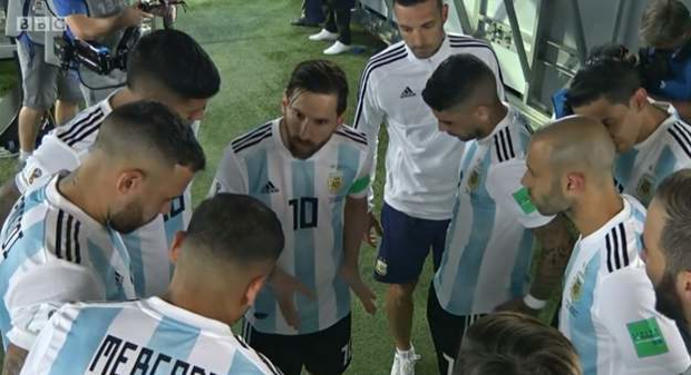 Sốc: HLV Sampaoli phải xin phép Messi mới dám tung Aguero vào sân - Ảnh 3.