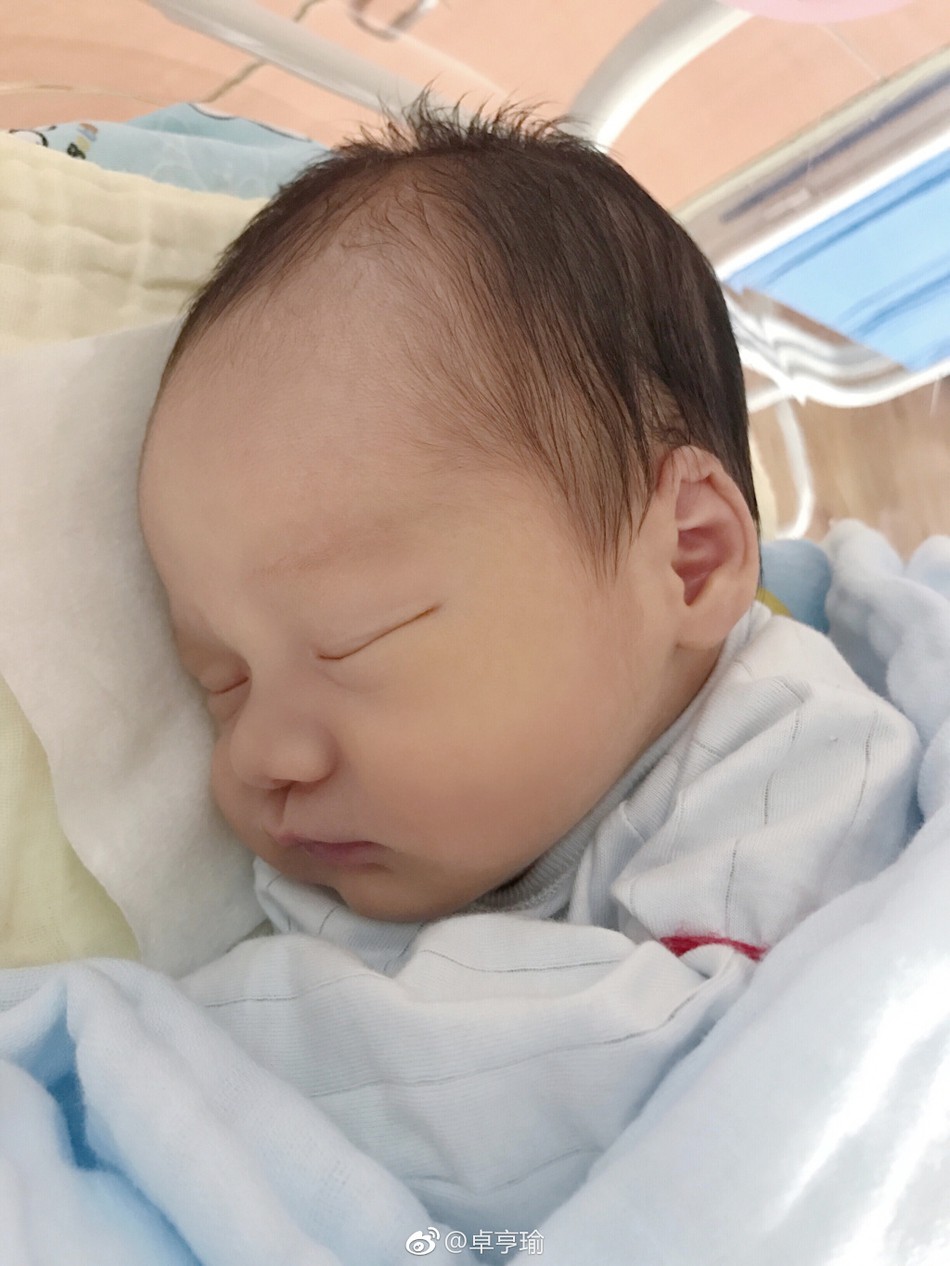 Bản sao Dương Mịch hạ sinh quý tử đầu lòng: Bầu bí tăng cân vẫn xinh không kém minh tinh hạng A - Ảnh 3.