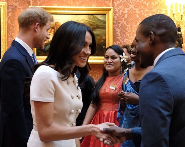 Vẫn chọn váy nude khuy tròn nhưng Meghan Markle lại không hề phá luật nhờ chi tiết này - Ảnh 5.