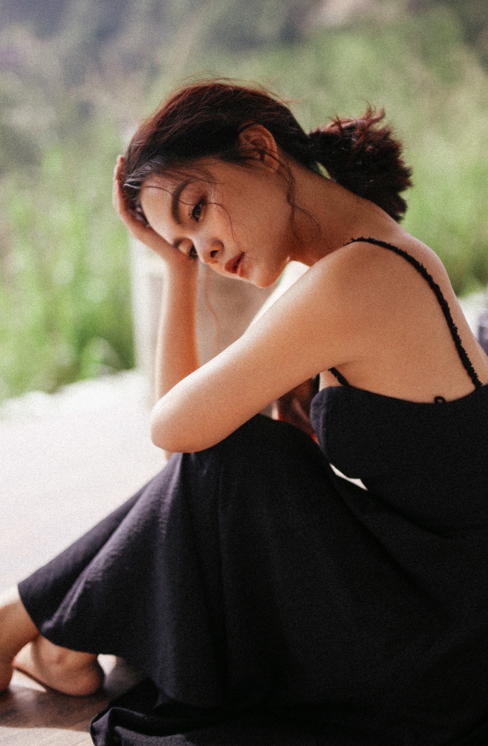 Phạm Quỳnh Anh khoe trọn lưng trần gợi cảm cùng thần thái cực quyến rũ dù đã là bà mẹ hai con - Ảnh 4.