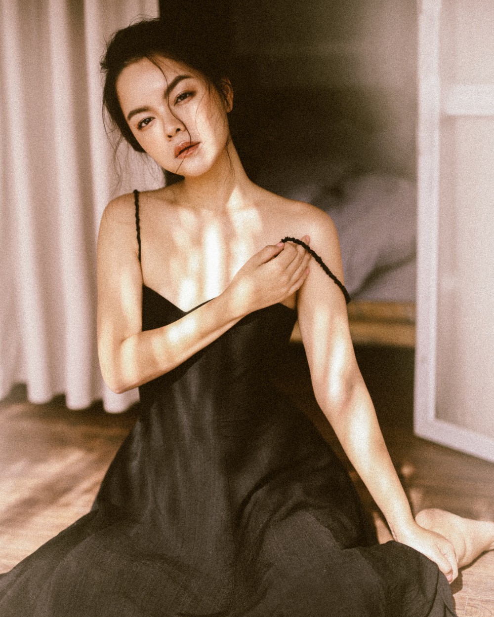 Phạm Quỳnh Anh khoe trọn lưng trần gợi cảm cùng thần thái cực quyến rũ dù đã là bà mẹ hai con - Ảnh 7.