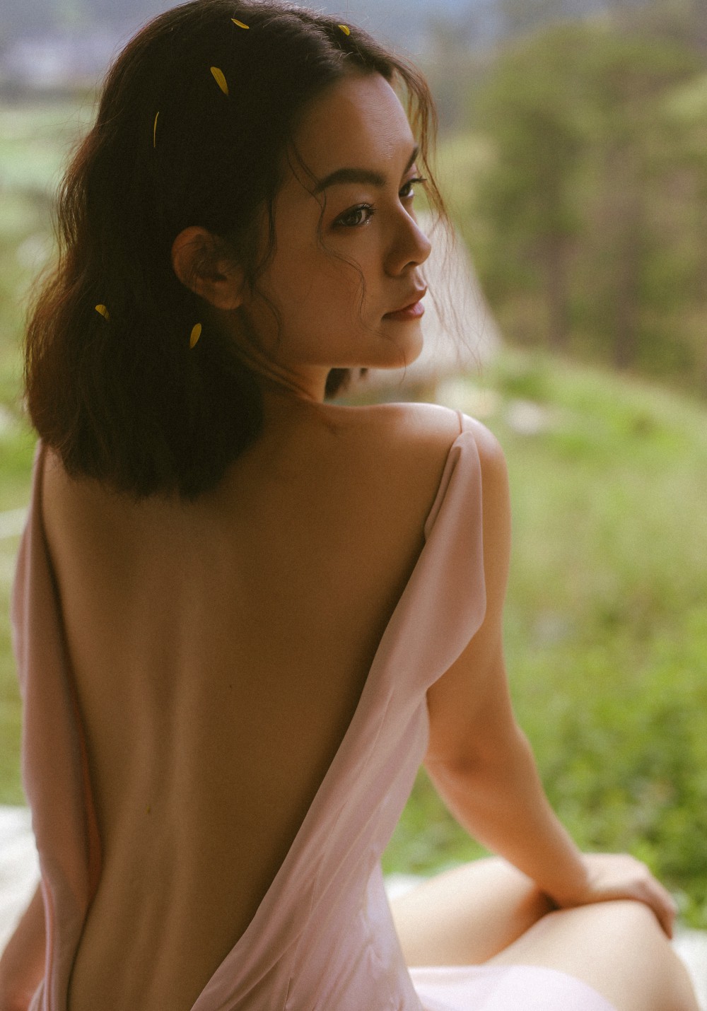 Phạm Quỳnh Anh khoe trọn lưng trần gợi cảm cùng thần thái cực quyến rũ dù đã là bà mẹ hai con - Ảnh 3.