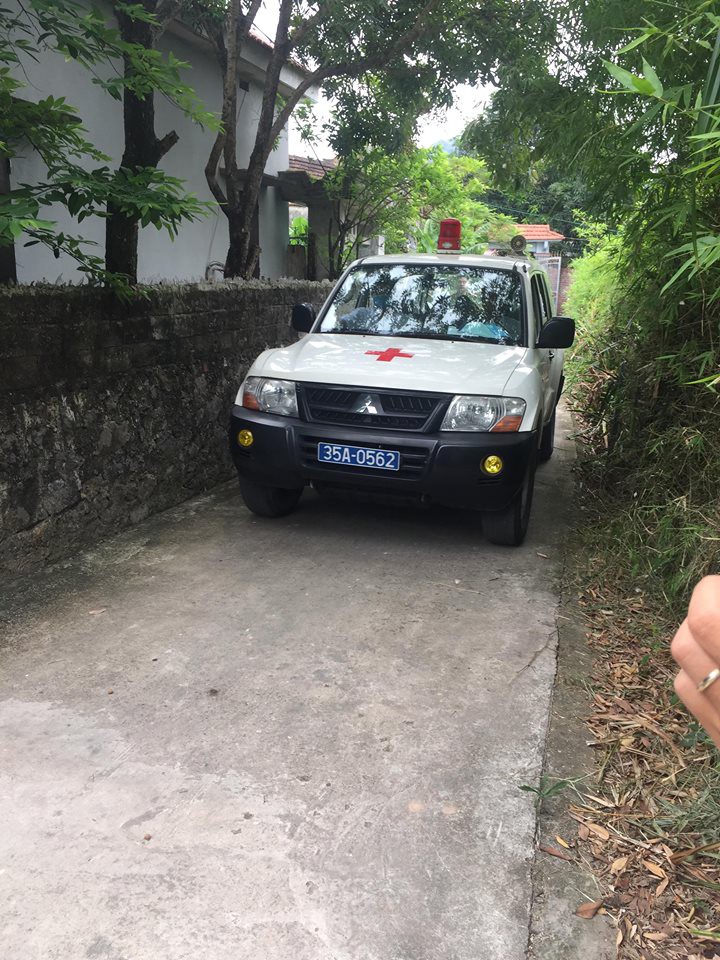 Xử kín gã đàn ông nhiễm HIV dâm ô bé gái 11 tuổi: Bị cáo đến tòa bằng cáng - Ảnh 1.