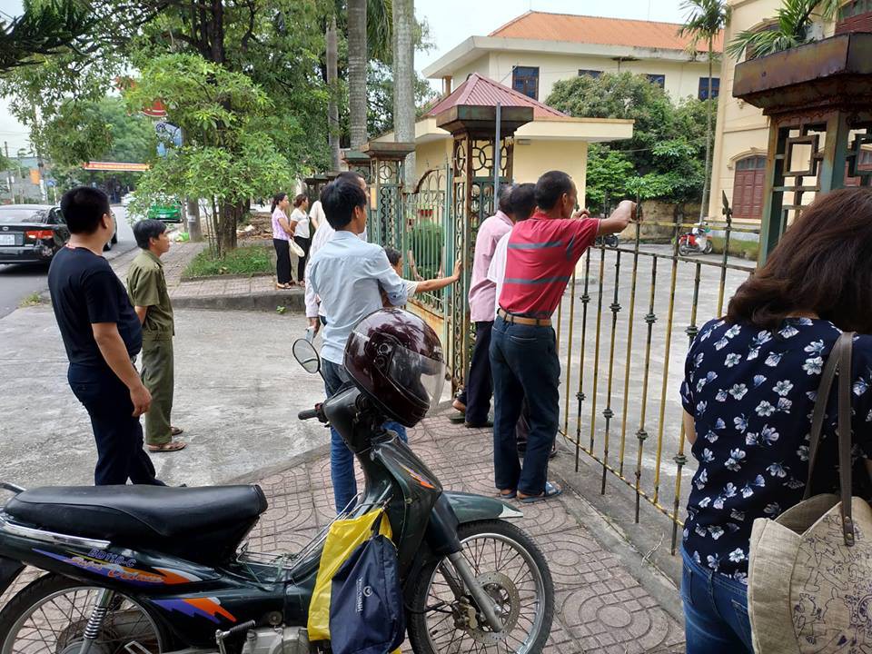 Xử kín gã đàn ông nhiễm HIV dâm ô bé gái 11 tuổi: Bị cáo đến tòa bằng cáng - Ảnh 3.