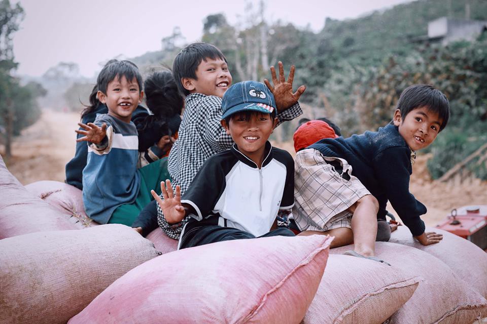 Bộ ảnh nụ cười hồn nhiên của những cô cậu bé vùng cao nguyên Đà Lạt khiến ai cũng xuýt xoa, cưng nhất là cậu bé mũ đỏ với thần thái cute hết nấc - Ảnh 3. Bộ ảnh nụ cười hồn nhiên của những cô cậu bé vùng cao nguyên Đà Lạt khiến ai cũng xuýt xoa, cưng nhất là cậu bé mũ đỏ với thần thái cute hết nấc - Ảnh 3.