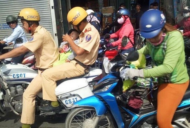 Bé trai được 2 chiến sĩ CSGT ở Sài Gòn cho bú bình trên đường đi cấp cứu đã xuất viện - Ảnh 1.