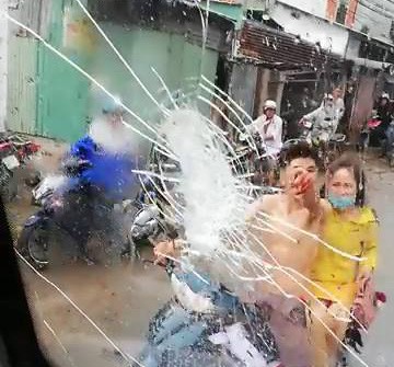 Lập hồ sơ vụ nam thanh niên đấm vỡ kính xe khách - Ảnh 1. Lập hồ sơ vụ nam thanh niên đấm vỡ kính xe khách - Ảnh 1.