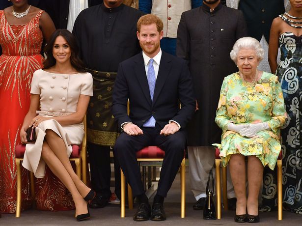 Meghan gây tranh cãi khi ngồi vắt chéo chân không đúng chuẩn hoàng gia cạnh Nữ hoàng Anh trong sự kiện mới nhất - Ảnh 3.