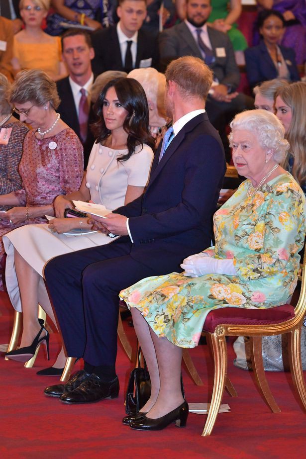 Meghan gây tranh cãi khi ngồi vắt chéo chân không đúng chuẩn hoàng gia cạnh Nữ hoàng Anh trong sự kiện mới nhất - Ảnh 4.