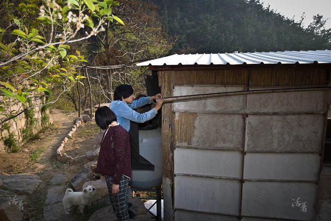 Chán cuộc sống thị thành, cặp đôi lên núi xây túp lều tranh ngày ngày dệt vải nuôi chó trồng rau cho sướng! - Ảnh 6.