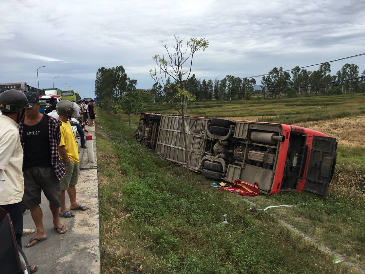 Lật xe khách ở Nghệ An, 2 chị em trong một gia đình tử vong, 6 người nhập viện - Ảnh 1.