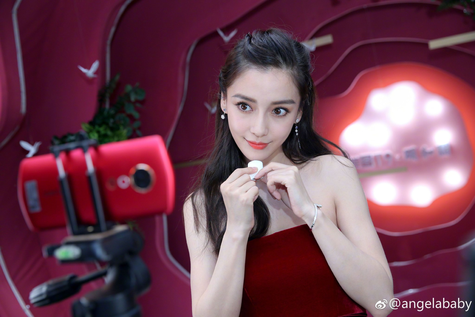 Mỗi lần xuất hiện đều đẹp không góc chết thế này, bảo sao Angela Baby đắt sô sự kiện - Ảnh 2. Mỗi lần xuất hiện đều đẹp không góc chết thế này, bảo sao Angela Baby đắt sô sự kiện - Ảnh 2.