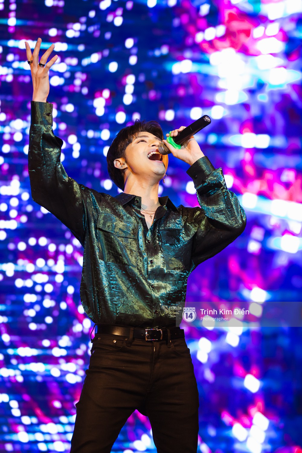Noo Phước Thịnh đốn tim fan với màn cover hit Tháng tư là lời nói dối của em đầy cảm xúc trong buổi showcase