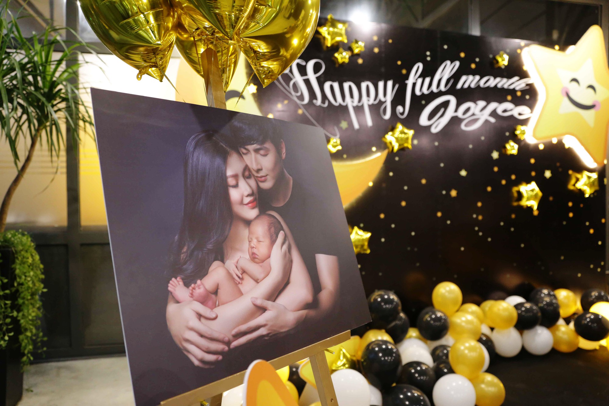 Chúng Huyền Thanh - Jay Quân tổ chức tiệc đầy tháng con trai đầu lòng - Ảnh 2.