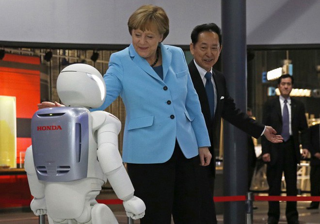Thủ tướng Angela Merkel nói với robot: “Chúng ta rất buồn khi Đức bị loại khỏi World Cup” - Ảnh 2.