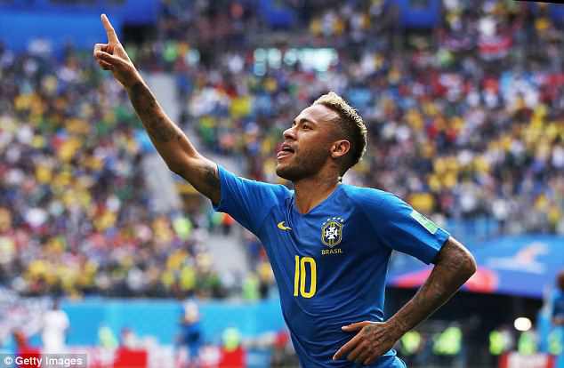 Em gái xinh đẹp của Neymar gặp sự cố khi ăn mừng anh trai ghi bàn - Ảnh 2.