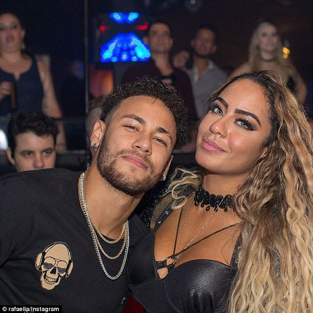 Em gái xinh đẹp của Neymar gặp sự cố khi ăn mừng anh trai ghi bàn - Ảnh 4.
