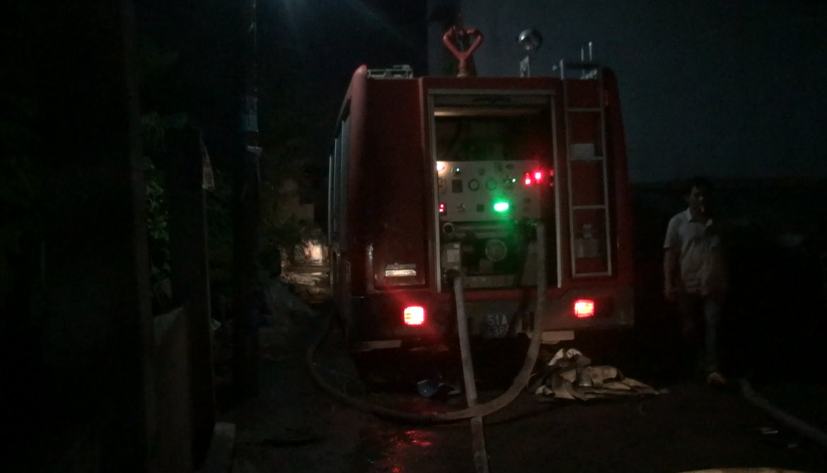 Một cảnh sát PCCC bị thương phải nhập viện khi đang chữa cháy cơ sở nhang ở vùng ven Sài Gòn - Ảnh 3. Một cảnh sát PCCC bị thương phải nhập viện khi đang chữa cháy cơ sở nhang ở vùng ven Sài Gòn - Ảnh 3.