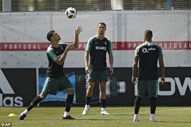 Ronaldo liên tục khoe đùi trên sân tập, trước trận quyết đấu Uruguay - Ảnh 7.