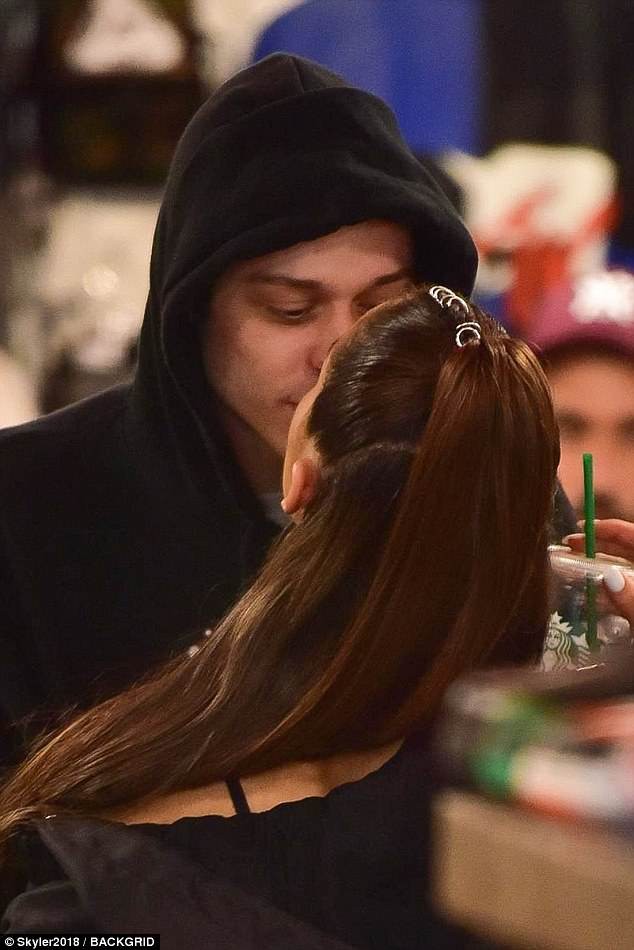Ariana Grande diện style nội y ra phố, lần đầu khóa môi vị hôn phu 25 cm công khai - Ảnh 3.