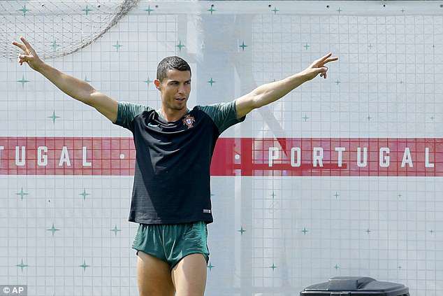 Ronaldo liên tục khoe đùi trên sân tập, trước trận quyết đấu Uruguay - Ảnh 1.