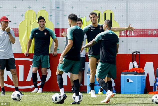 Ronaldo liên tục khoe đùi trên sân tập, trước trận quyết đấu Uruguay - Ảnh 6.