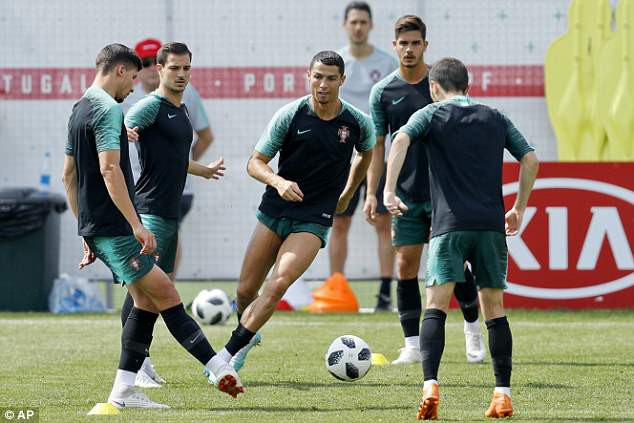 Ronaldo liên tục khoe đùi trên sân tập, trước trận quyết đấu Uruguay - Ảnh 5.