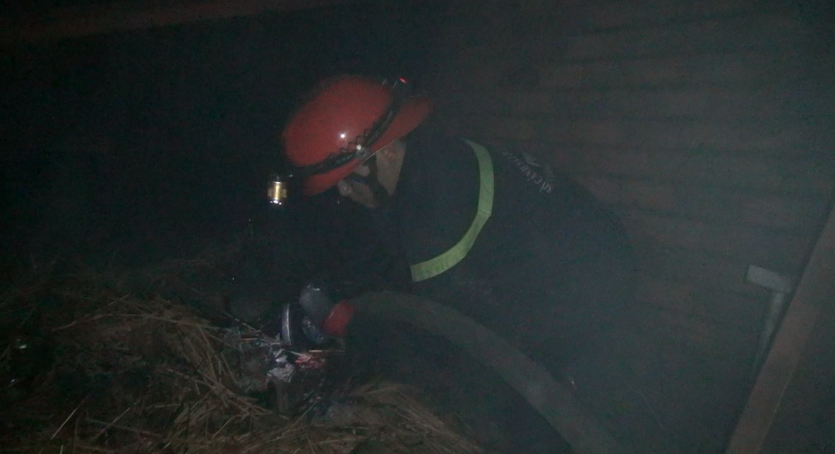 Một cảnh sát PCCC bị thương phải nhập viện khi đang chữa cháy cơ sở nhang ở vùng ven Sài Gòn - Ảnh 4. Một cảnh sát PCCC bị thương phải nhập viện khi đang chữa cháy cơ sở nhang ở vùng ven Sài Gòn - Ảnh 4.