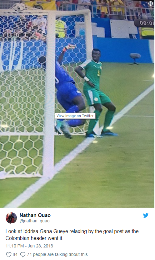 HÀI HƯỚC: Tuyển thủ Senegal tay chống nạnh nhìn đối phương ghi bàn - Ảnh 7.