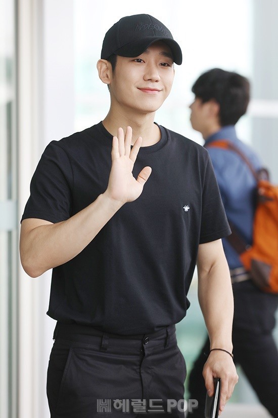 Dàn trai xinh gái đẹp đổ bộ sân bay: Kim So Hyun béo nhưng vẫn quá xinh, Jung Hae In như mặc lại quần tuần trước - Ảnh 20.