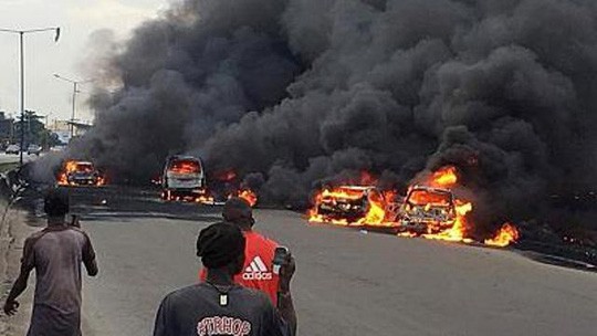 Xe chở dầu bắt lửa, 9 người chết thảm,53 xe bị thiêu rụi - Ảnh 1.