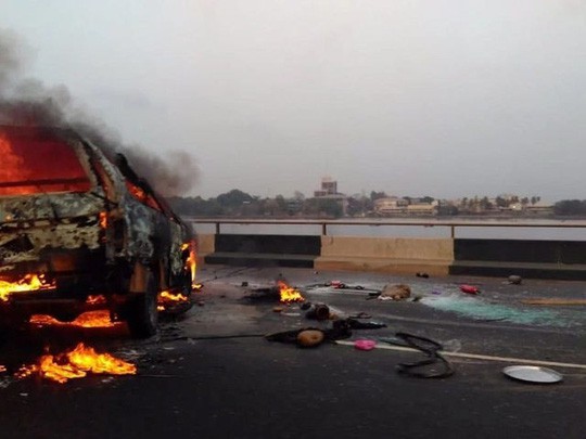 Xe chở dầu bắt lửa, 9 người chết thảm,53 xe bị thiêu rụi - Ảnh 2.